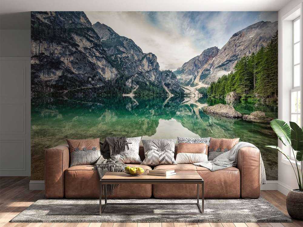 Smaragdgroen bergmeer met rotswanden