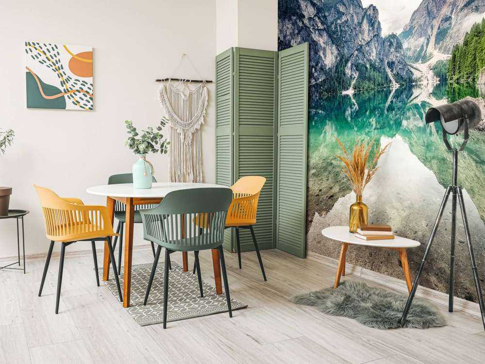 Smaragdgroen bergmeer met rotswanden