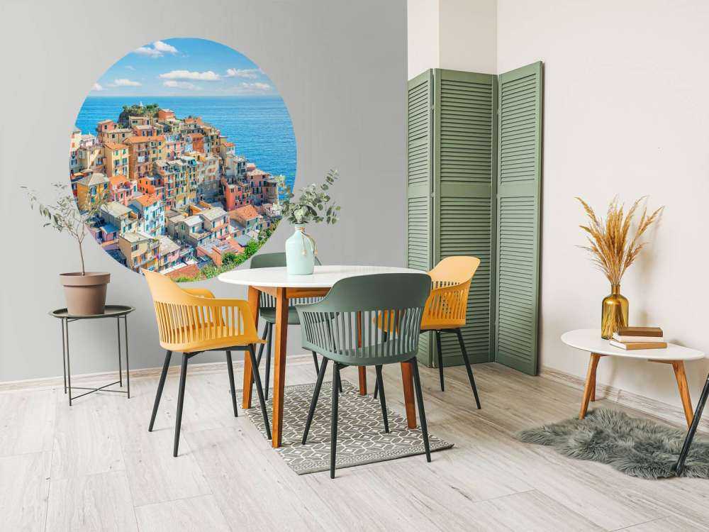 Pastelkust onder azuurblauwe hemel