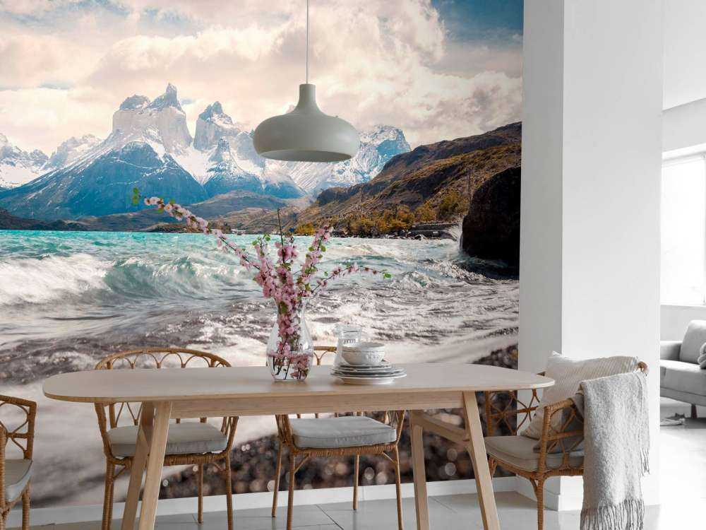 Turquoise bergmeer met golvende kust