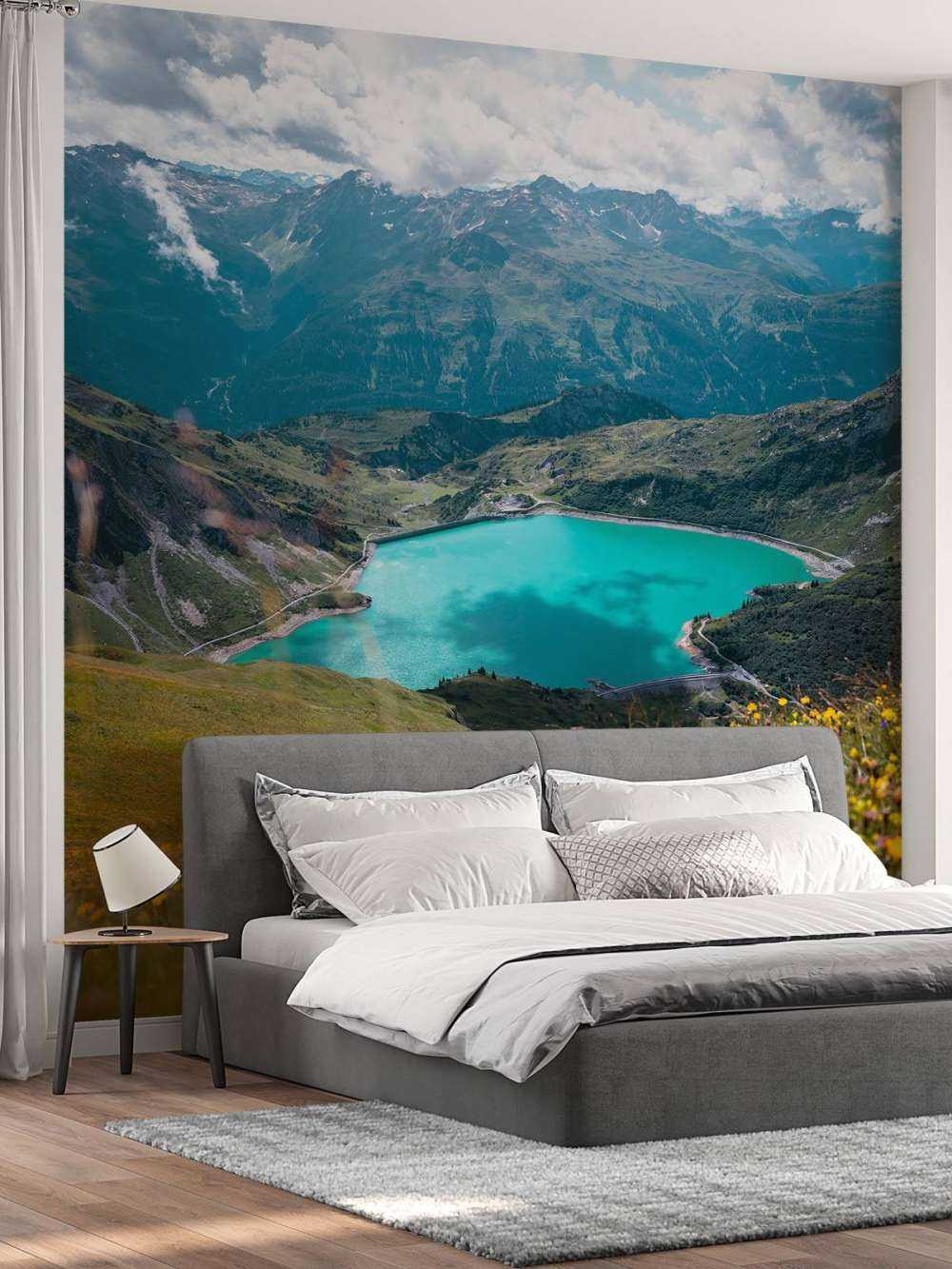 Bloemenweide aan turquoise bergmeer