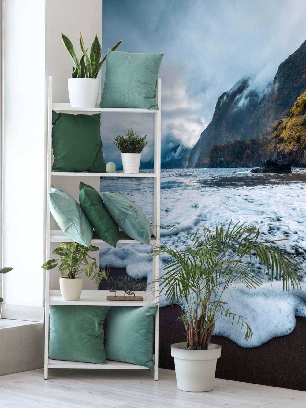 Dramatische kust met mistige kliffen