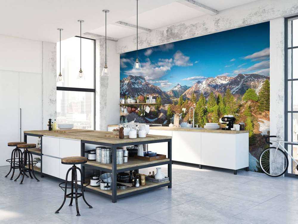 Lentezon over besneeuwd bergwoud