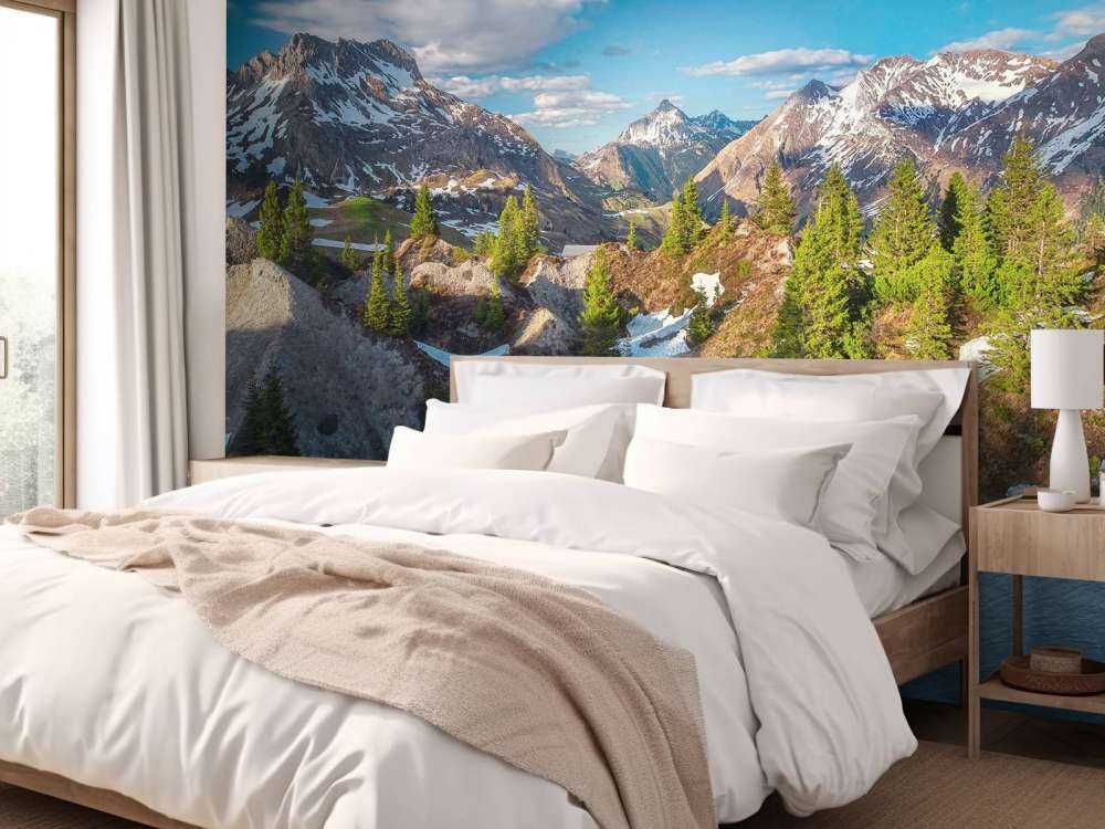 Lentezon over besneeuwd bergwoud