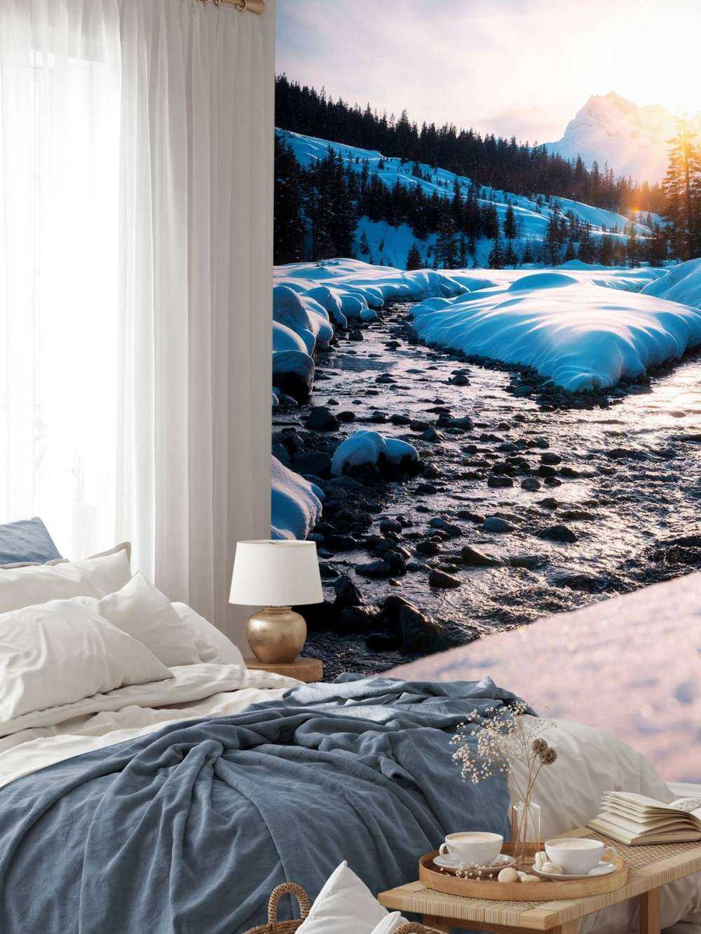 Bergbeek in gouden winterlicht