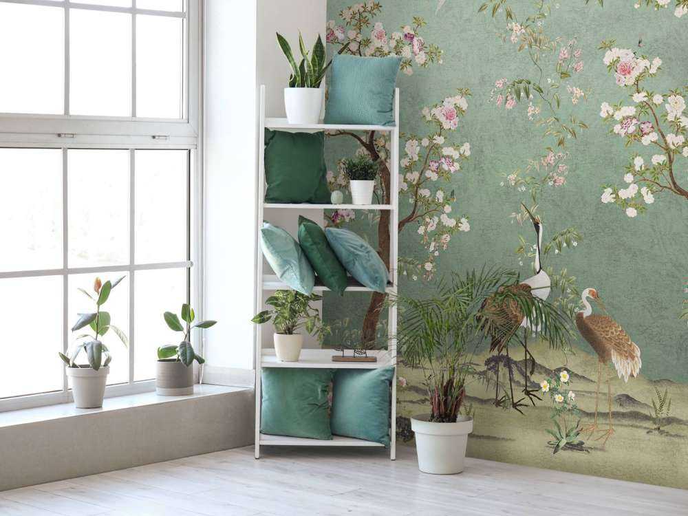 Sierlijke kraanvogels in bloesemlandschap