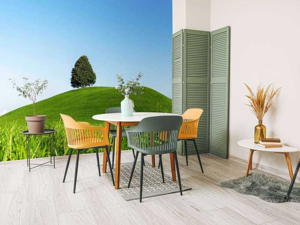 Eenzame boom op groene heuvel