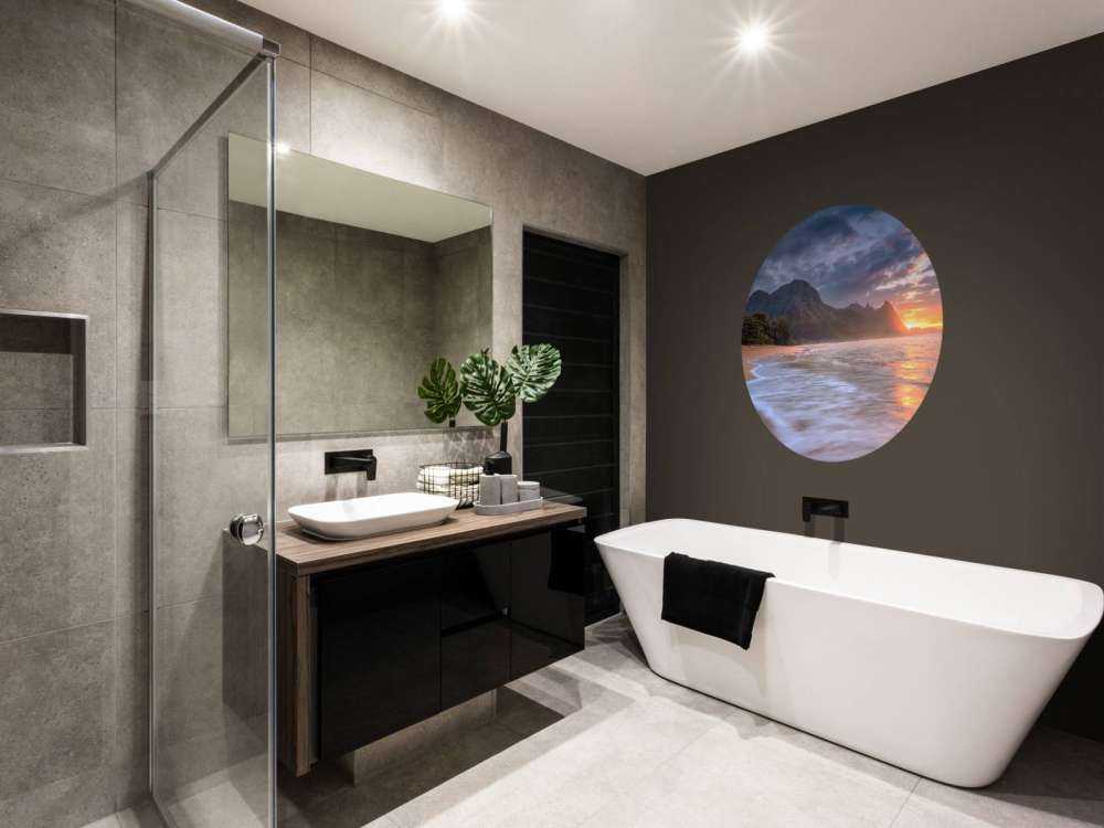 Sneeuwval boven alpijns woud