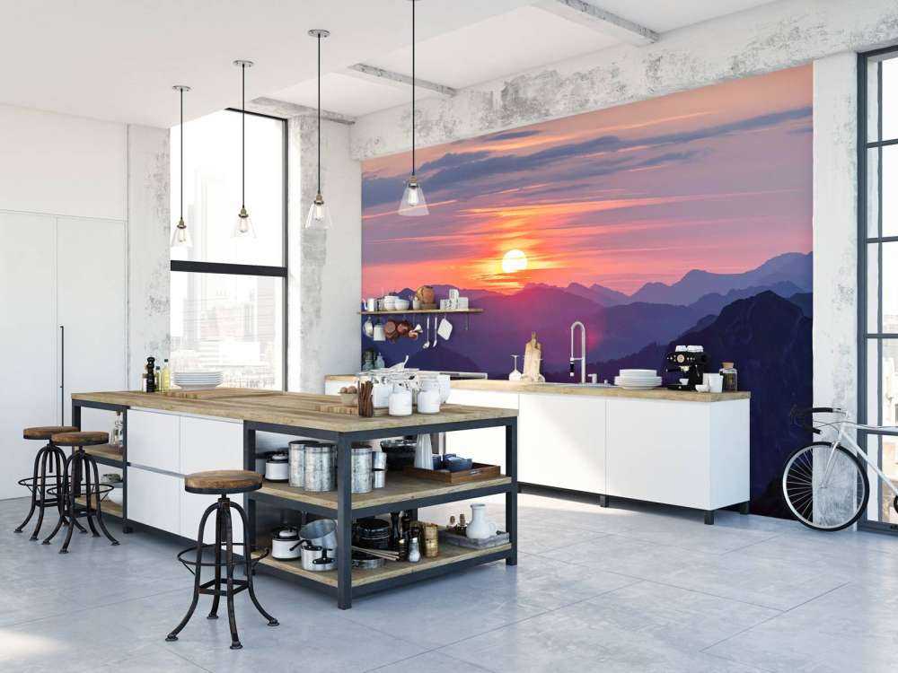 Zonsondergang boven paarse berglagen