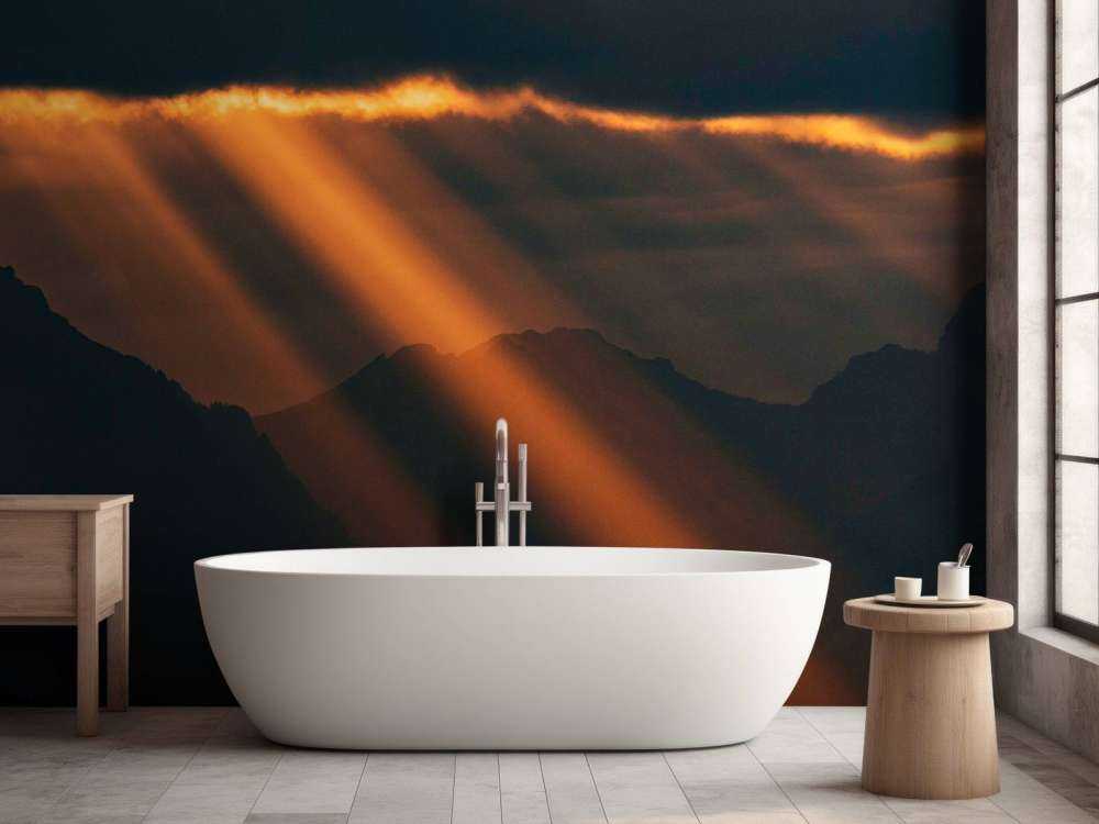 Gouden zonnestralen over bergsilhouet