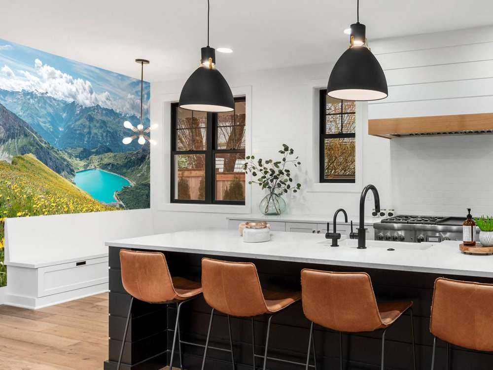 Bloemenweide boven turquoise bergmeer