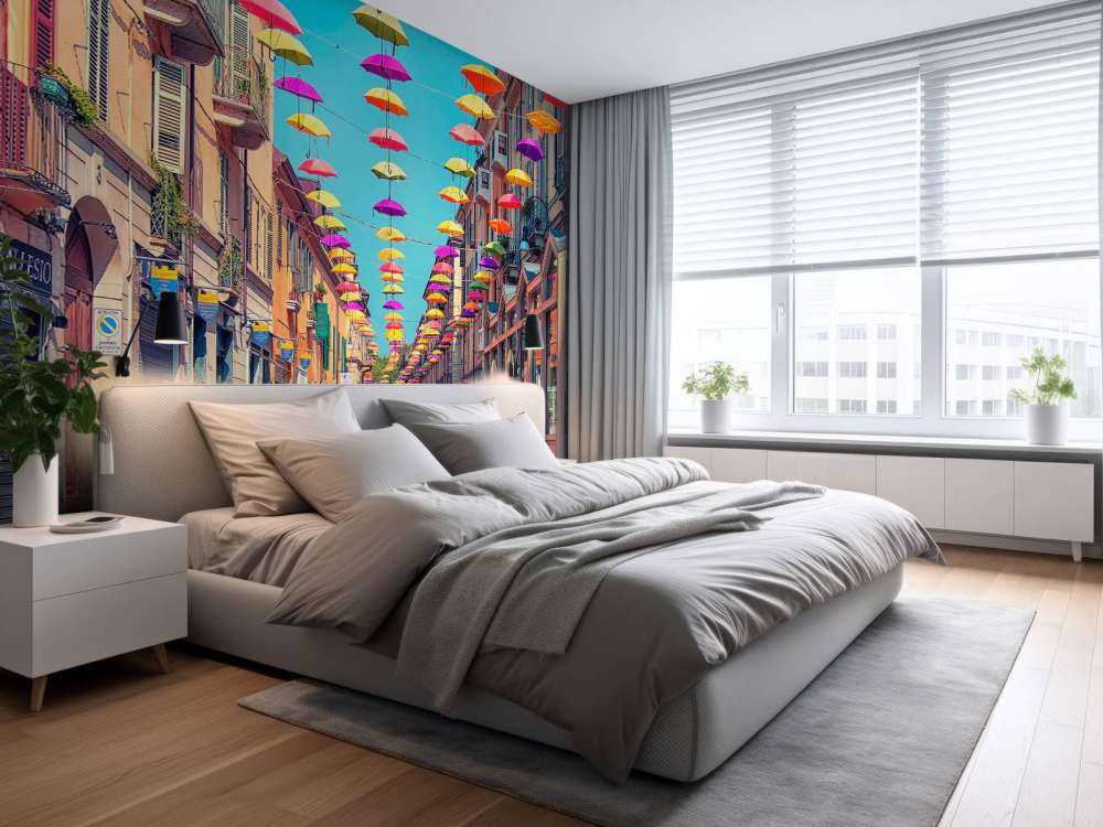 Vrolijke parasols boven zonnige straat