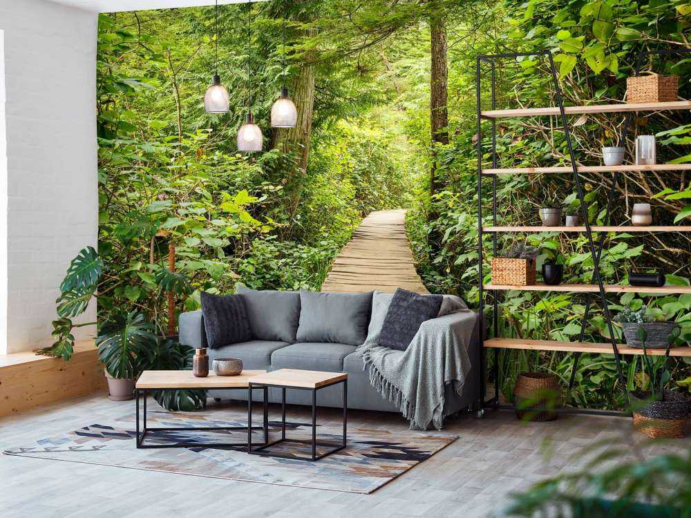 Houten pad door het groen