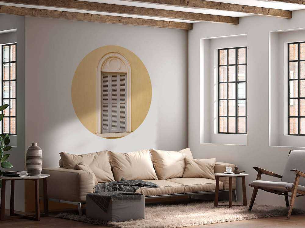 Raam met houten luiken op gele muur