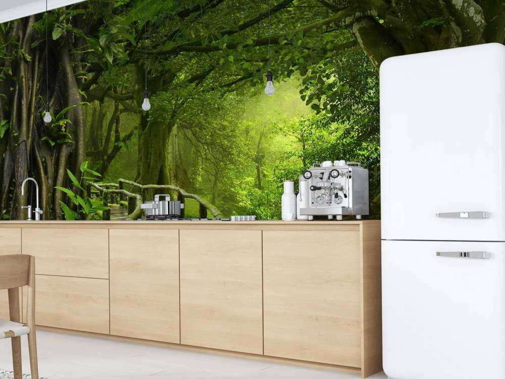 Houten brug door een groene jungle