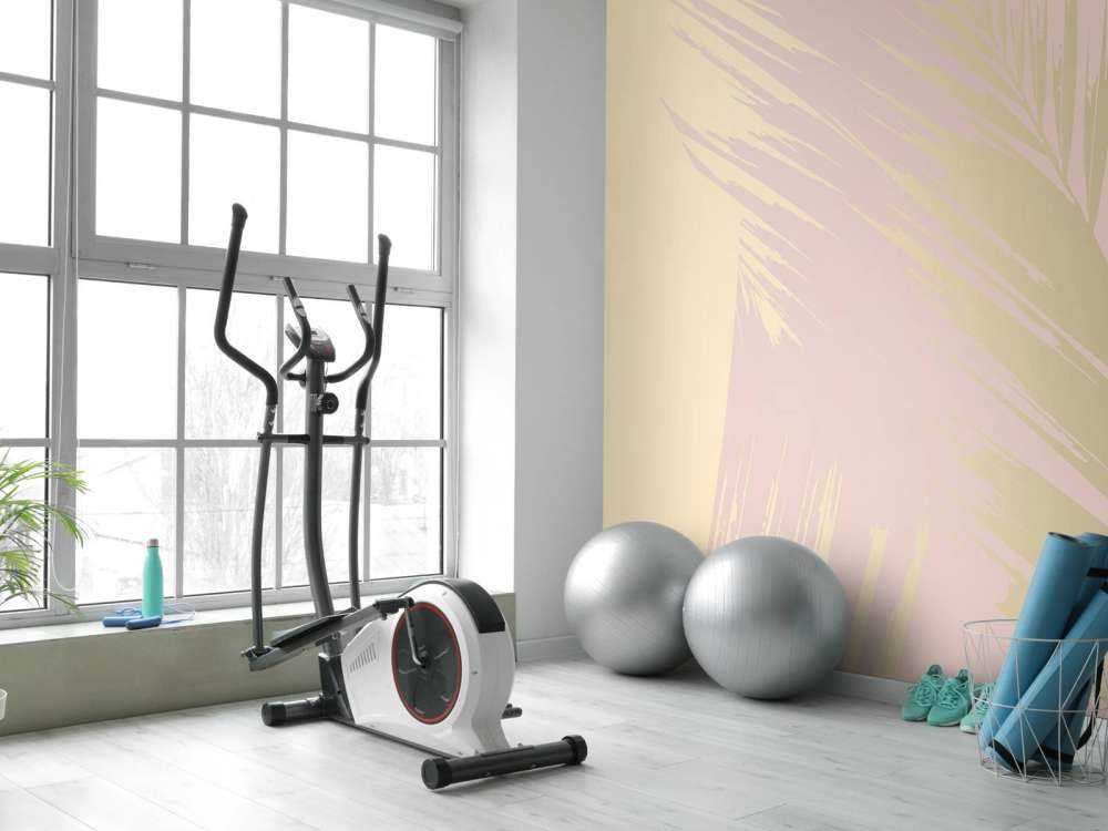 Gouden palmbladeren met een roze achtergrond