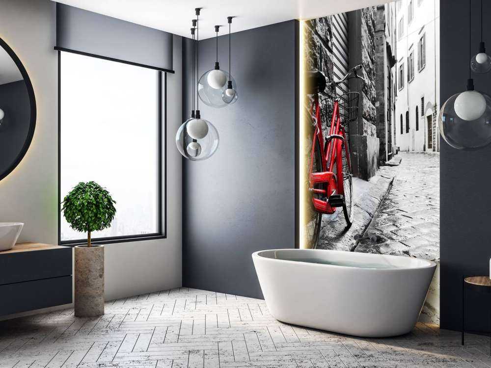 Rode fiets in een zwart-witte straat