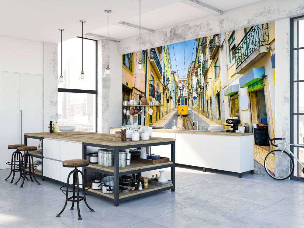 Tram door een straatje in Lissabon