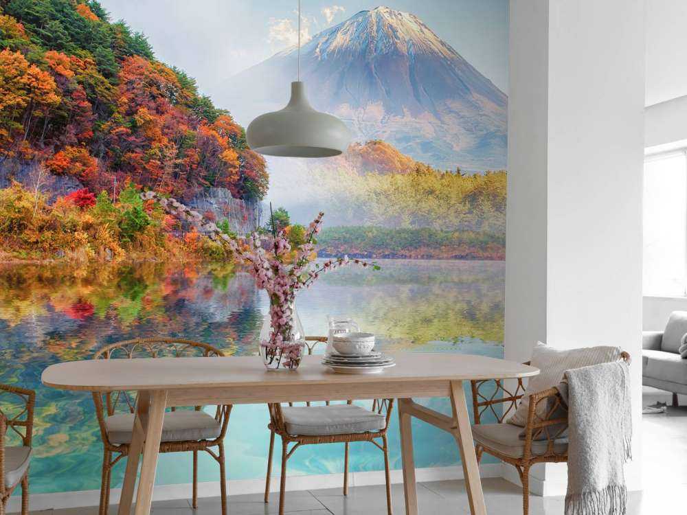 Helder blauw meer met een vulkaan op de achtergrond