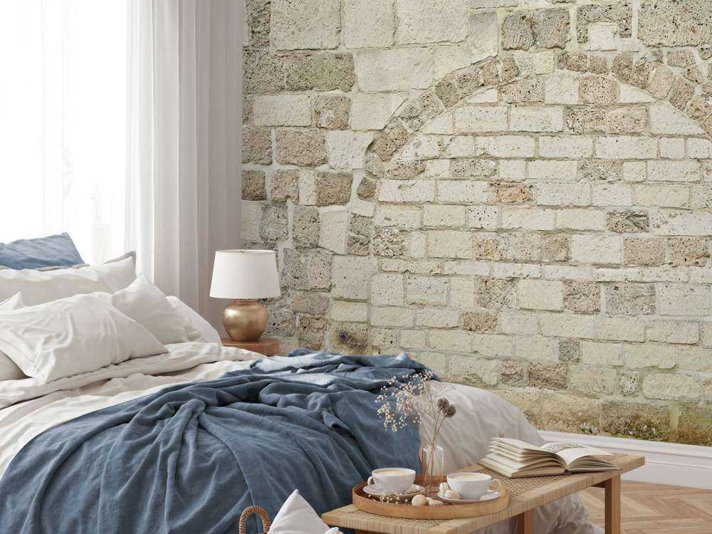 Oude stenen muur met boog