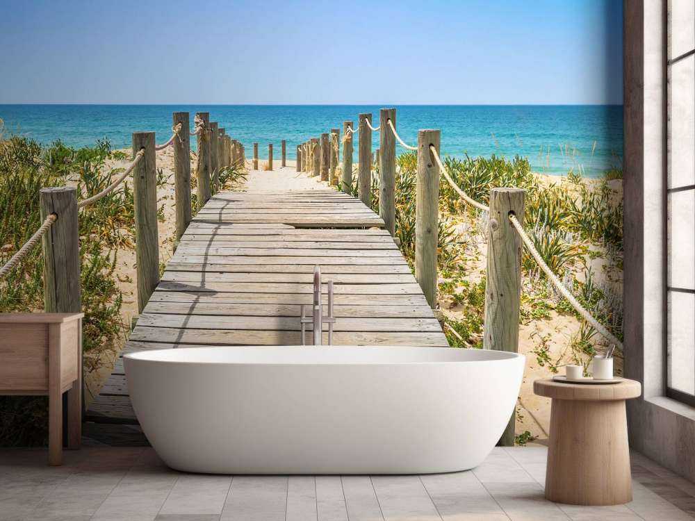 Houten brug naar het strand