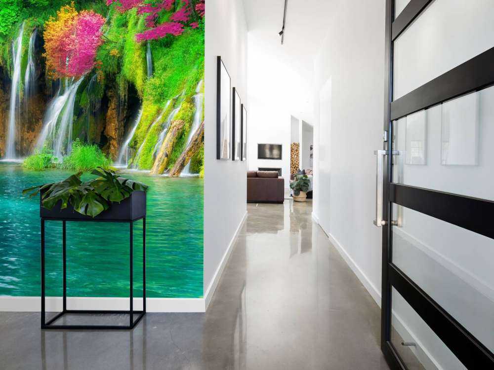 Exotische waterval met kleurrijke bloemen