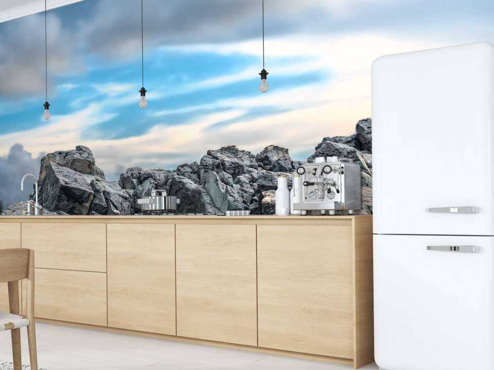 Rots onder mooie wolken