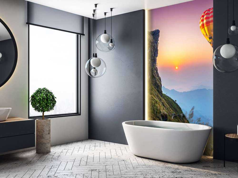 Luchtballonnen in de avond boven een berglandschap