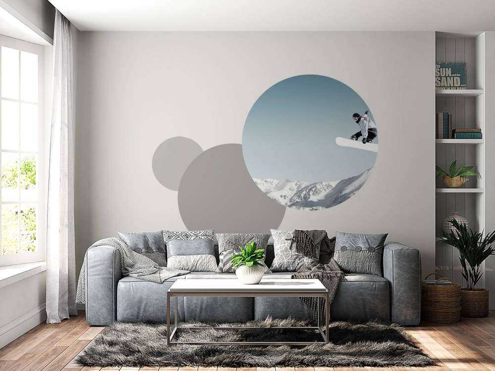 Snowboarder maakt een hoge sprong