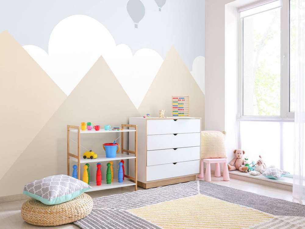 Hoge bergen met luchtballonnen