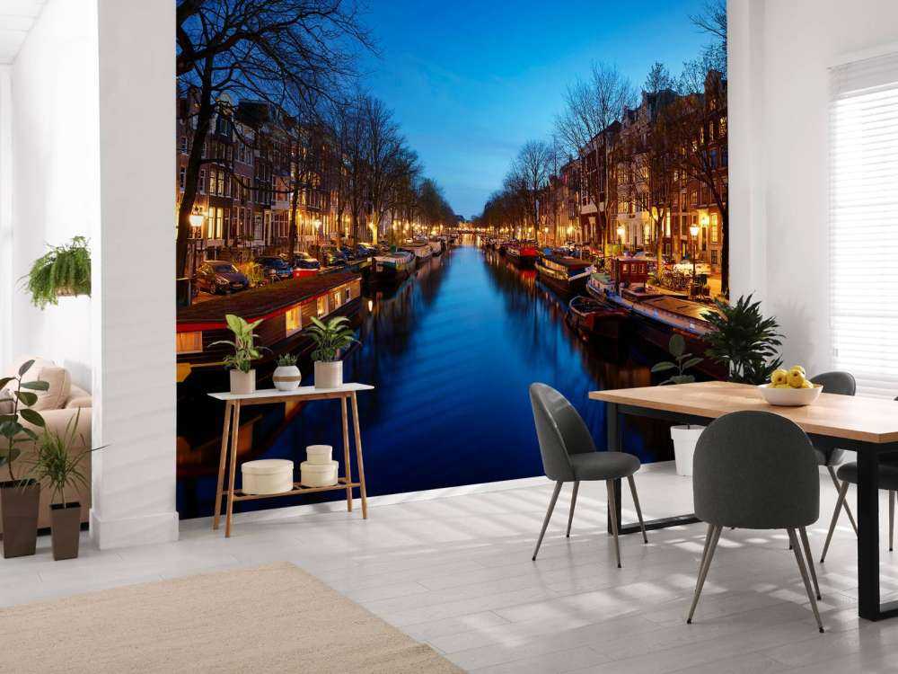 Woonboten langs verlichte gracht