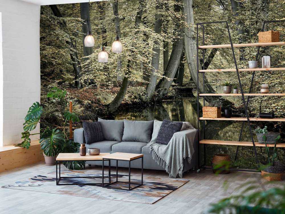 Beekje met hangende bomen