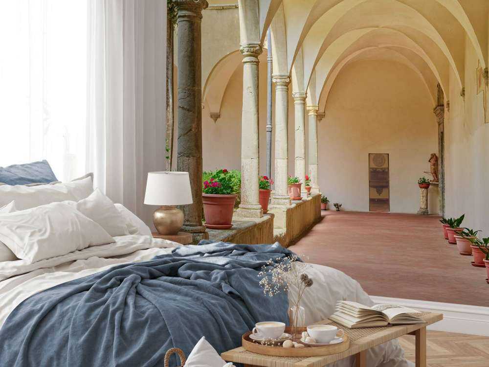 Binnenplaats met bogen en planten