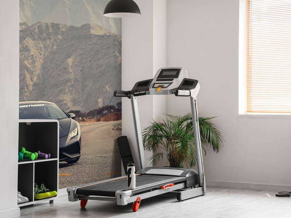 Zwarte supercar in woestijn