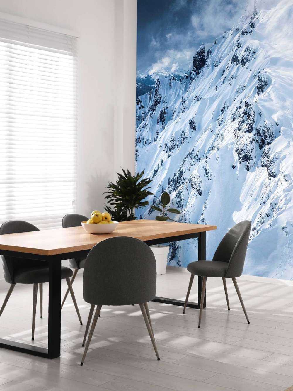 Sneeuwkammen onder stormachtige wolken