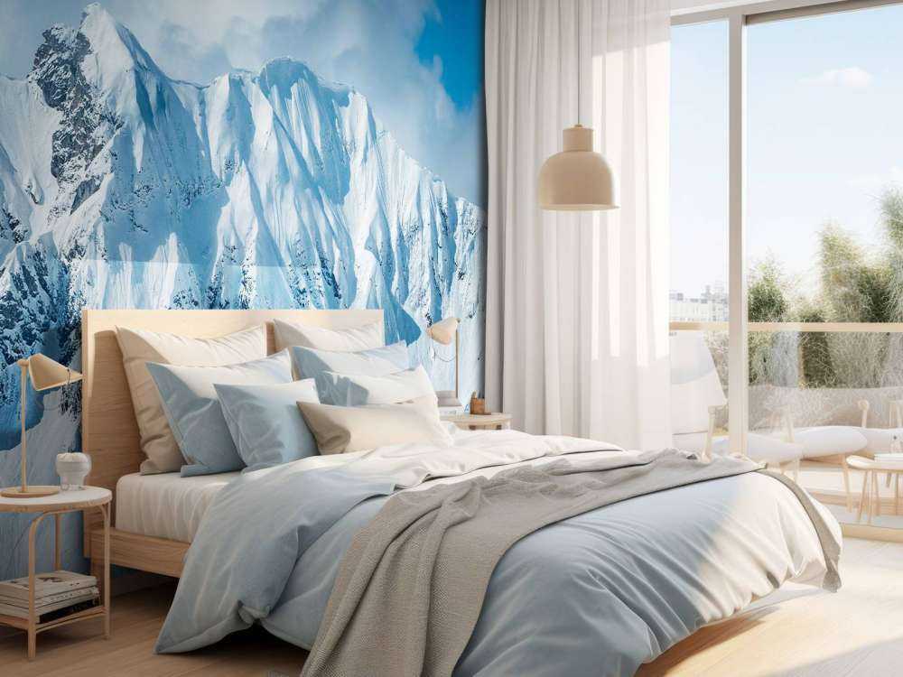 Steile sneeuwtoppen onder winterzon