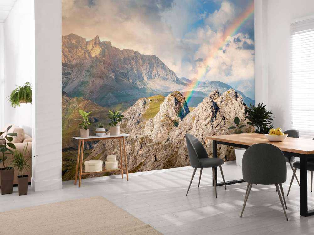 Regenbooglicht over ruige bergen