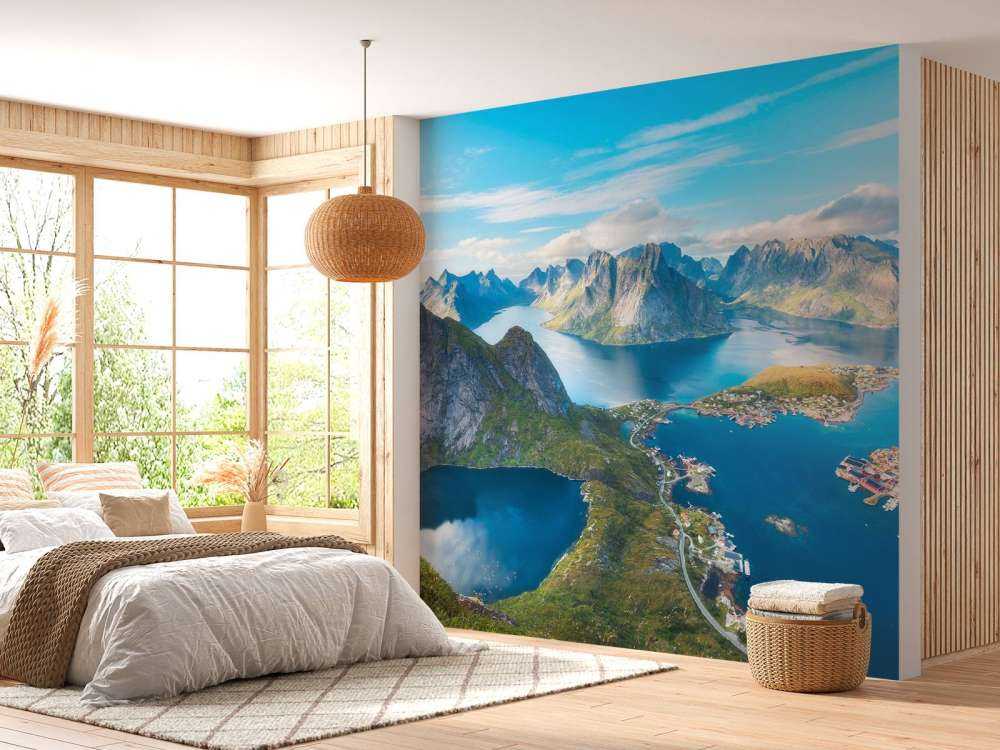 Bergmeer en fjorddorp in zonlicht