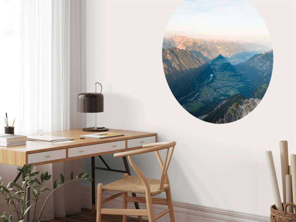 Valleischaduw in ochtendgloed