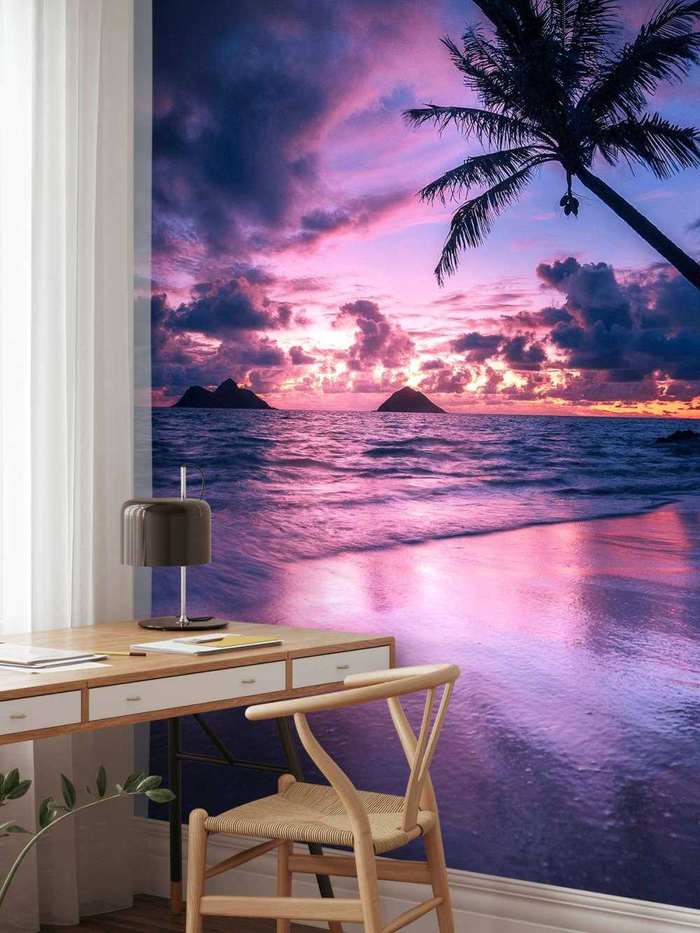 Palmstrand bij paarse zonsondergang