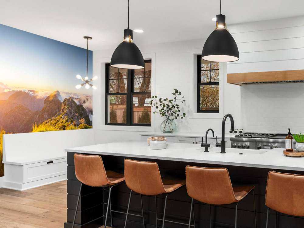 Zonsopkomst boven bergpad en wolken