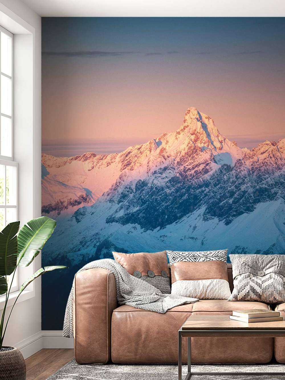 Avondlicht op besneeuwde bergtop