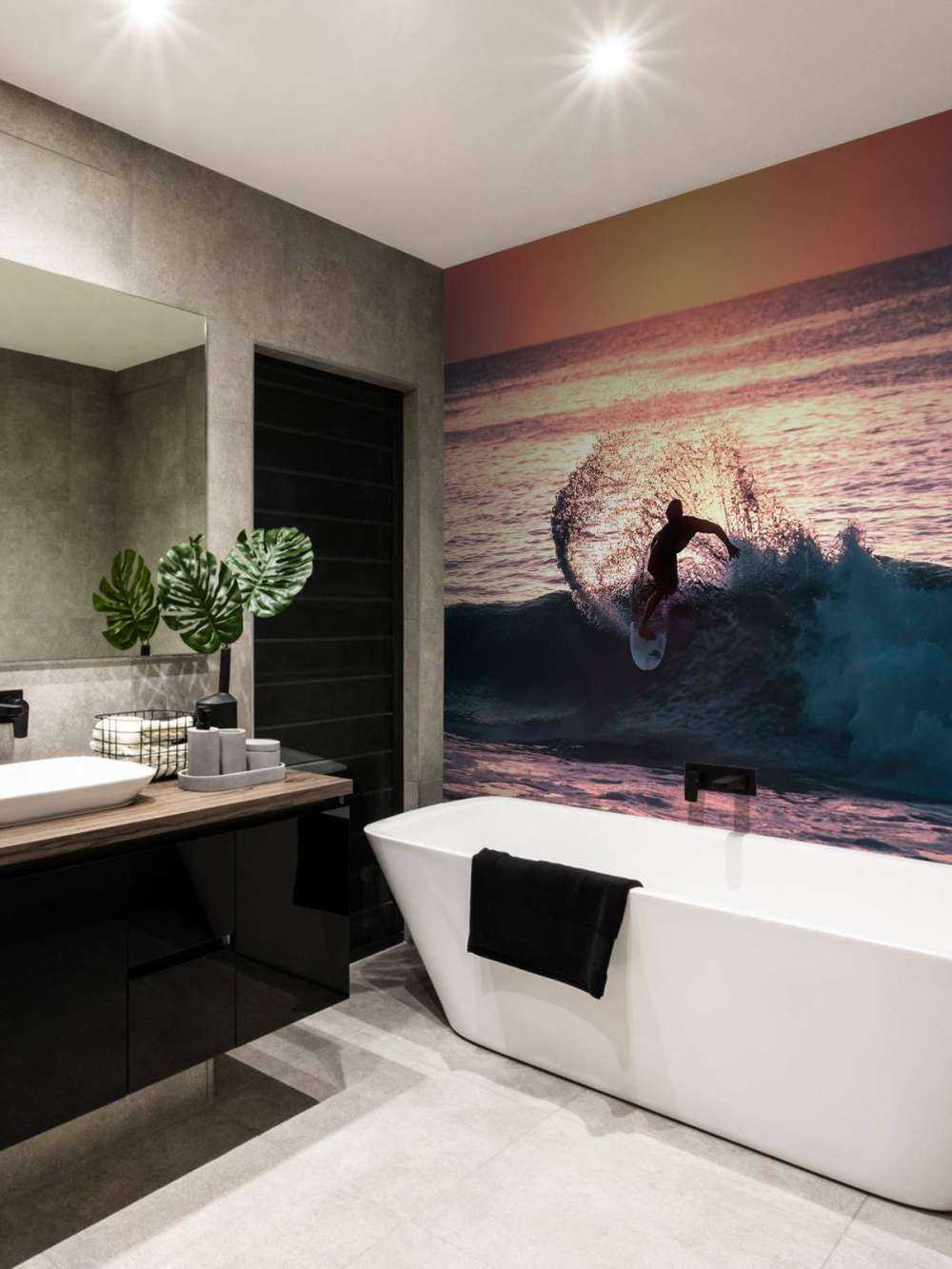 Surfer in de roze avondgloed