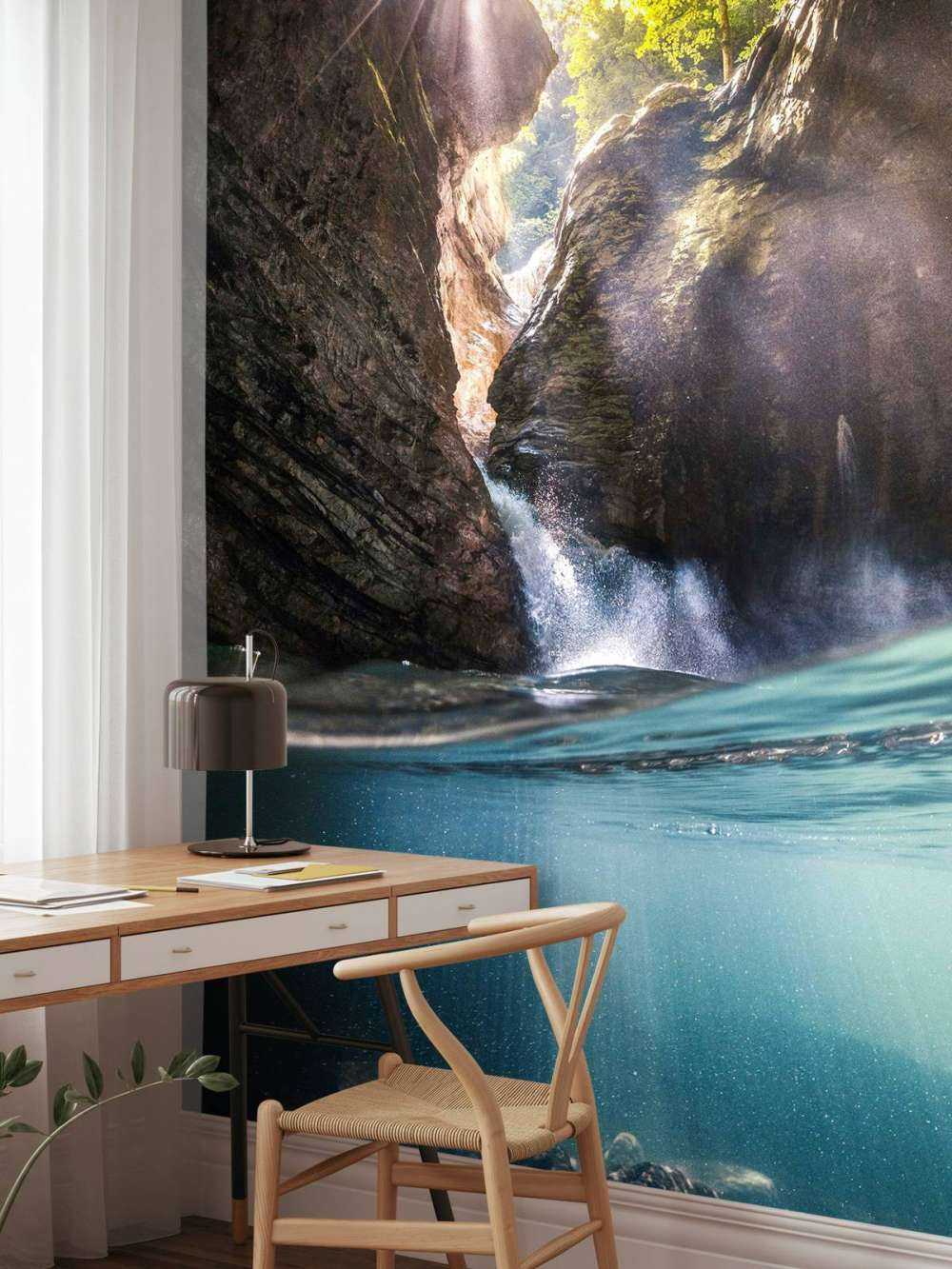 Zonlicht in bergkloof met waterval