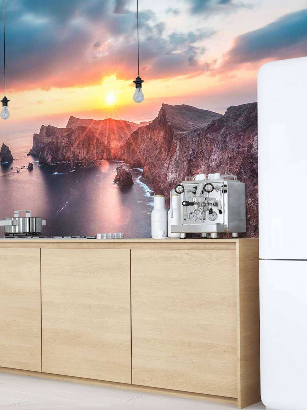 Zonsondergang boven rotskust