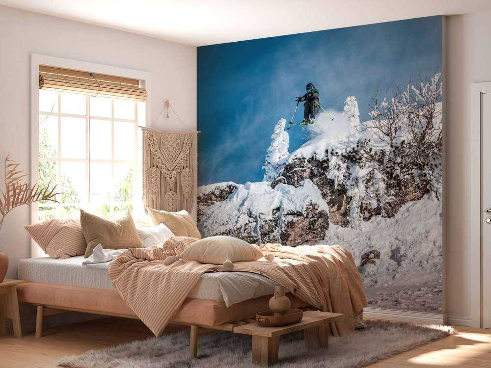 Freestyle skiër in besneeuwde bergwereld