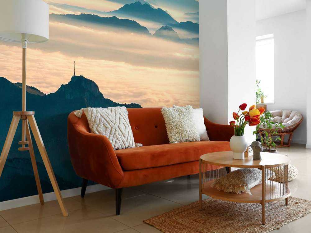 Blauwe berglagen in ochtendmist