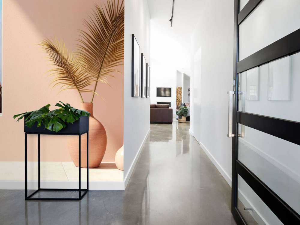 Nieuwsgierige giraffe aan het raam