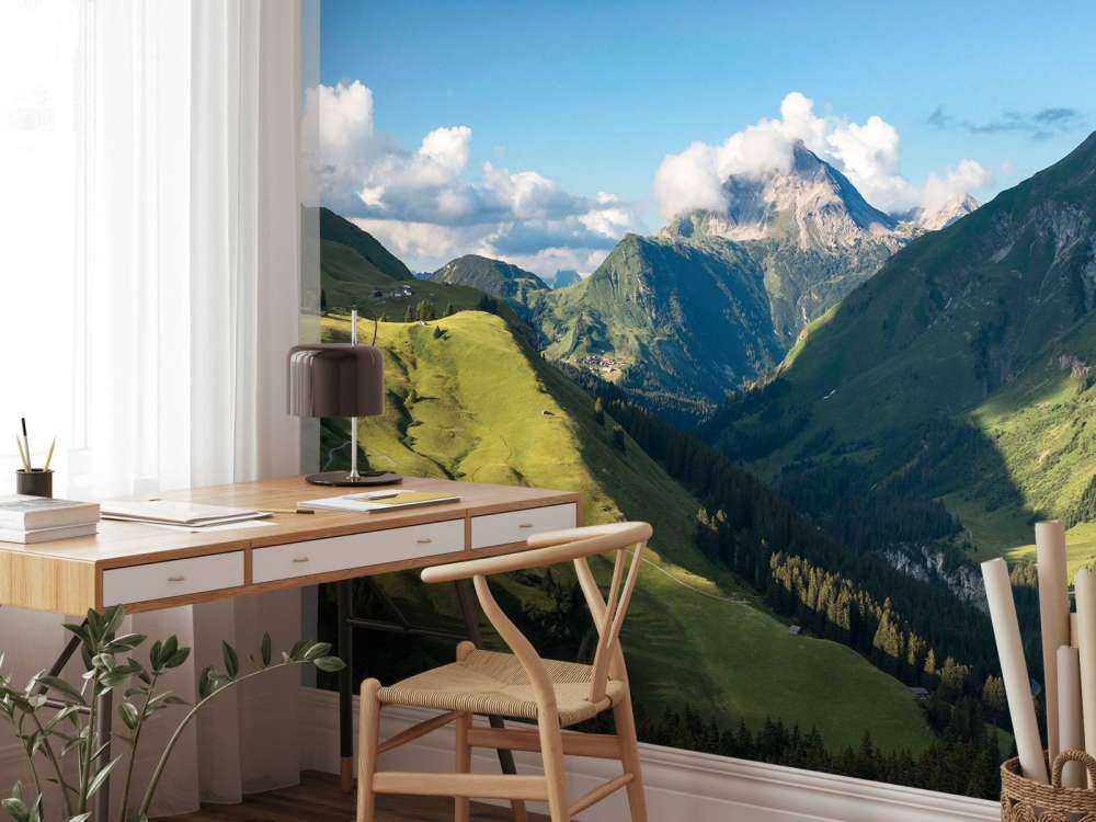 Zomerlicht over groene alpenvallei