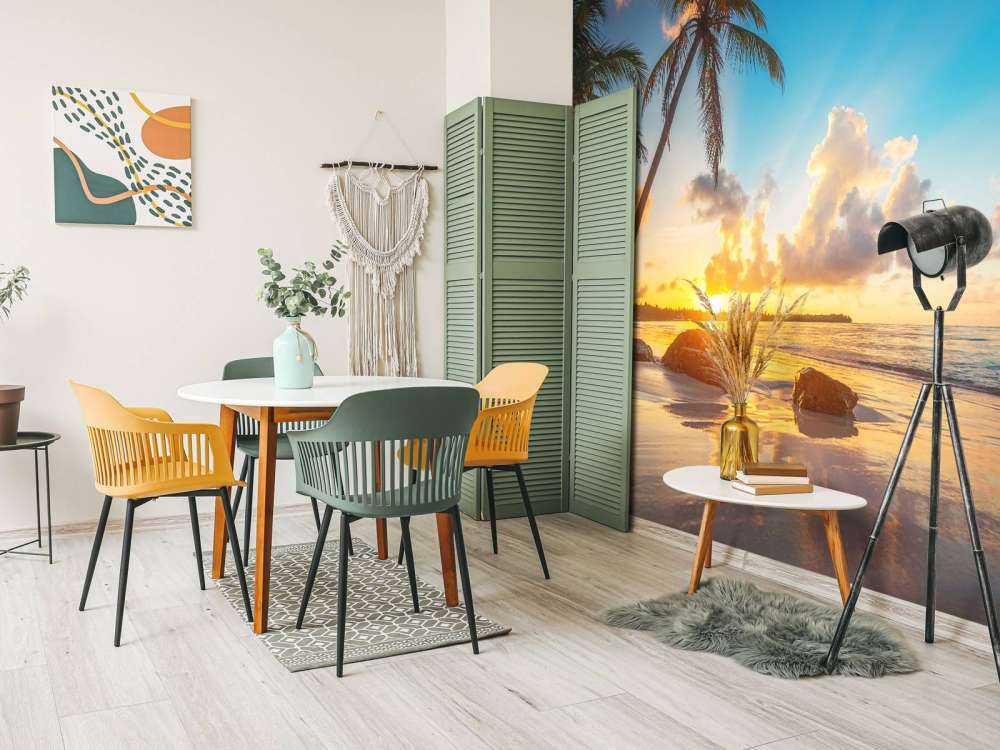 Tropisch strand bij zonsondergang